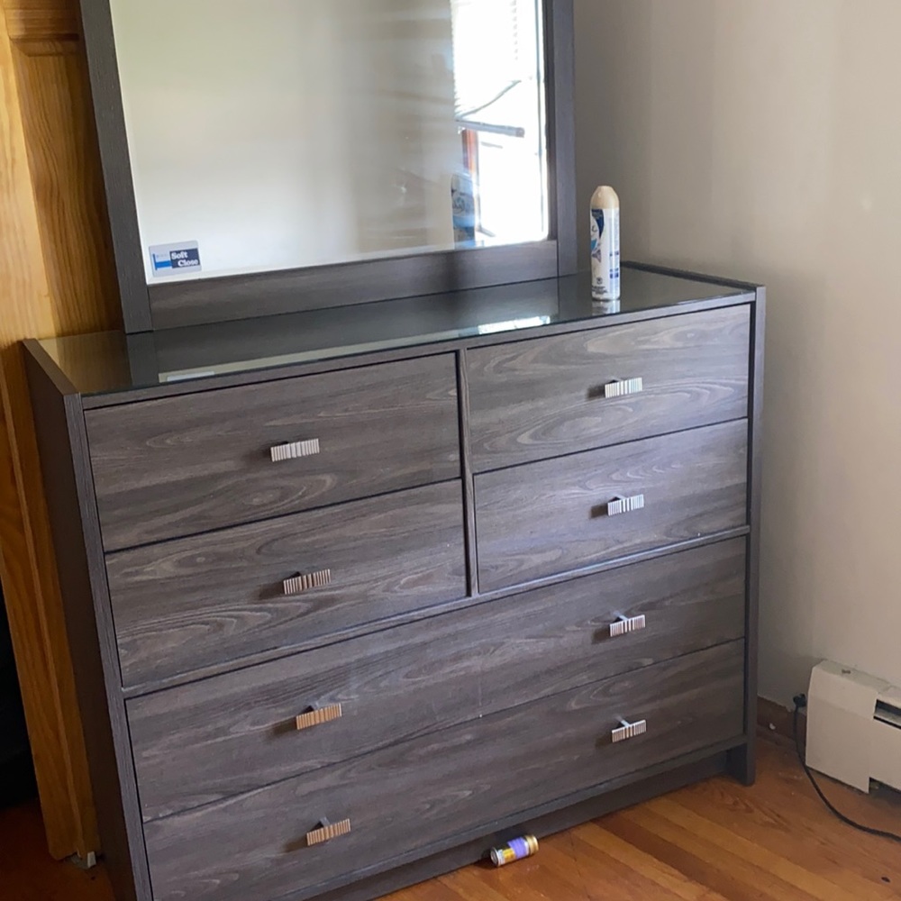 It’s a Queen bedroom set. It’s a brownish gray.